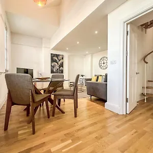 newly-refurbished-luxury-3-bedroom-apartment.cambridgehotelsuk.com/