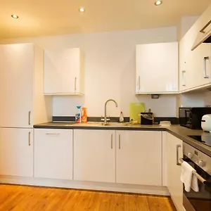 lovely-room-in-modern-apartment.cambridgehotelsuk.com/